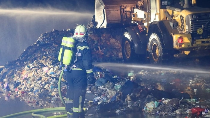 Da der Rauch in der Trocknungsanlage durch die Löschmaßnahmen ausgekühlt war, blieb er bodennah ...