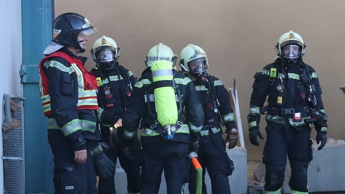 Da der Rauch in der Trocknungsanlage durch die Löschmaßnahmen ausgekühlt war, blieb er bodennah ...