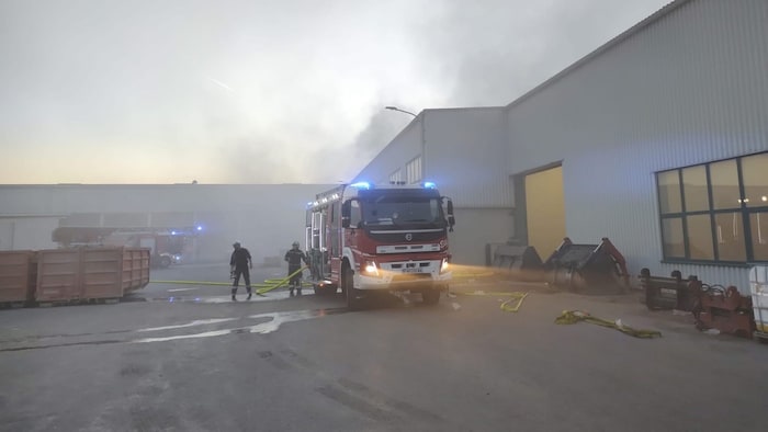 Da der Rauch in der Trocknungsanlage durch die Löschmaßnahmen ausgekühlt war, blieb er bodennah ...