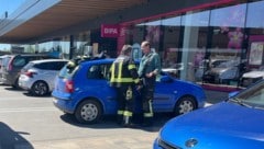 Die Feuerwehr konnte das Kleinkind aus dem Auto befreien.