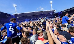 Die Fans von Ipswich feiern den sofortigen Wiederaufstieg ihres Klubs in die Premier League …