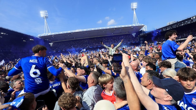 Die Fans von Ipswich feiern den sofortigen Wiederaufstieg ihres Klubs in die Premier League …