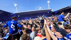 Die Fans von Ipswich feiern den sofortigen Wiederaufstieg ihres Klubs in die Premier League …