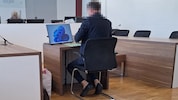 Und jetzt? Auf nach Dubai? Das Papiersackerl mit dem zerstörten Bild wird der Verurteilte ...