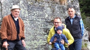 Blasius Kreuzers Sohn Hermann, Enkel Konrad, Urenkel Klemens, Ururenkel Valentin am Gedenkstein.