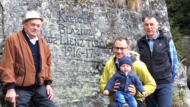 Blasius Kreuzers Sohn Hermann, Enkel Konrad, Urenkel Klemens, Ururenkel Valentin am Gedenkstein.