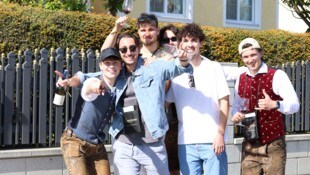 Beste Stimmung unter den jungen Weinfans: gefeiert, gelacht und angestoßen wurde bis spät in die ...