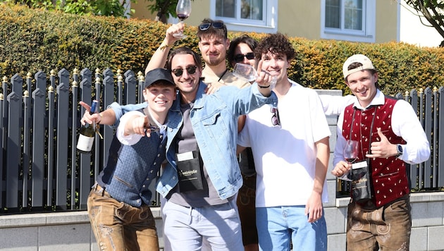 Beste Stimmung unter den jungen Weinfans: gefeiert, gelacht und angestoßen wurde bis spät in die ...