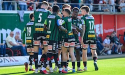 Ein rundum gelungener Samstag für die Spieler der SV Ried: Im OÖ-Derby ist der FC Blau-Weiß Linz ...