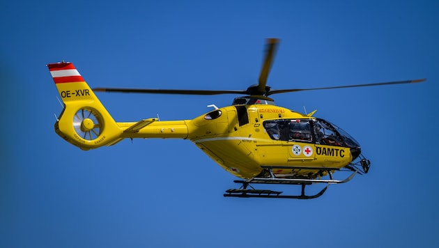 Der verletzte Bub wurde mit dem Notarzthubschrauber ins Krankenhaus St. Johann geflogen.