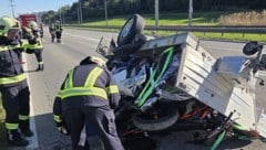 Am Anhänger, an den drei Motorrädern, an der Leitschiene: Es entstand erheblicher Sachschaden.