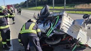 Am Anhänger, an den drei Motorrädern, an der Leitschiene: Es entstand erheblicher Sachschaden.