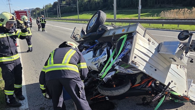 Am Anhänger, an den drei Motorrädern, an der Leitschiene: Es entstand erheblicher Sachschaden.