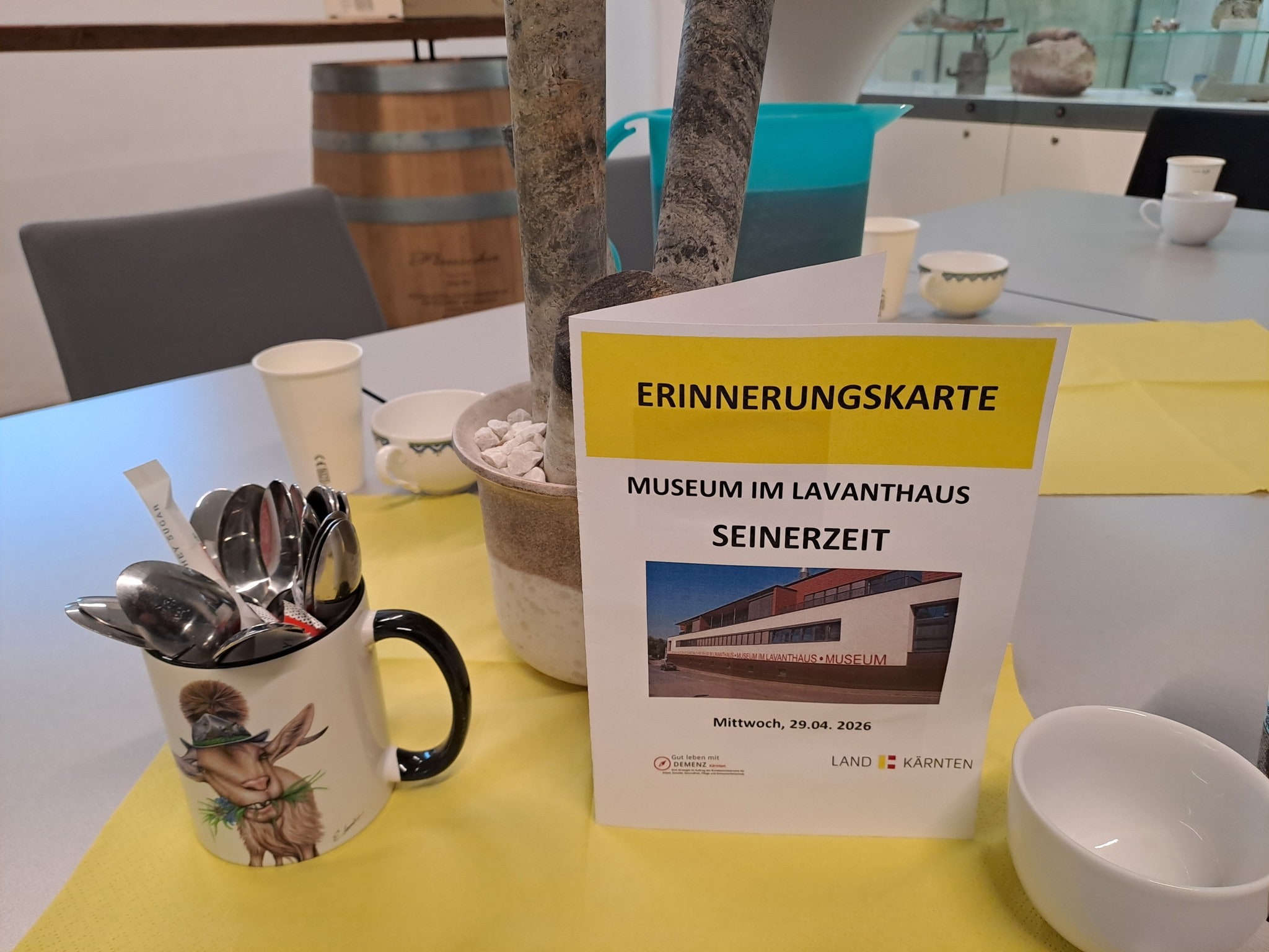 Am Ende der Führung gibt es bei Kaffee und Kuchen für jeden eine Erinnerungskarte.