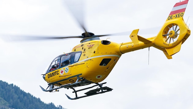 Der Mann wurde mit Verletzungen im Hüftbereich ins LKH Feldkirch geflogen.