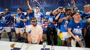 Miron Muslic (Mitte) bleibt den Schalker auch in der kommenden Saison erhalten.
