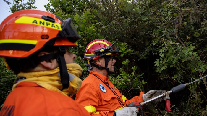 Am Sonntag bekämpft die Feuerwehr noch einzelne Glutnester.