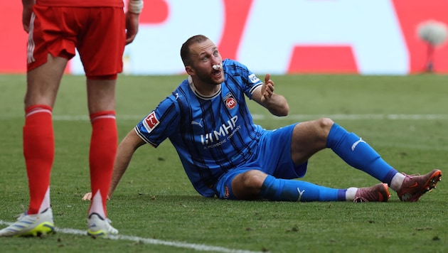 Trotz seiner schweren Nasenverletzung kehrte Jonas Föhrenbach noch einmal auf das Spielfeld ...