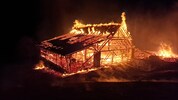 Der Stall ging in Flammen auf. 