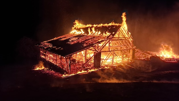 Der Stall ging in Flammen auf.