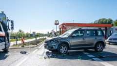 Im Bereich einer Tankstelle kam es zum Zusammenstoß der beiden Fahrzeuge.