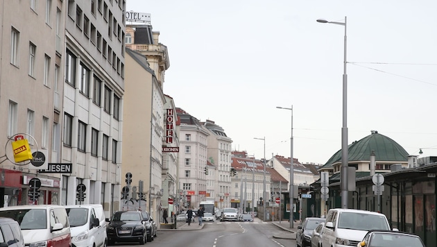 Polizeieinsatz bei einem Supermarkt in der Rechten Wienzeile in Wien-Wieden.