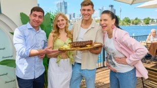 Conny Kreuter, Roman Schindler mit Freundin Patricia und Strandcafé-Junior-Chef Ando Yeritsyan ...