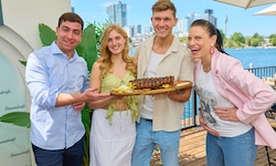 Conny Kreuter, Roman Schindler mit Freundin Patricia und Strandcafé-Junior-Chef Ando Yeritsyan ...