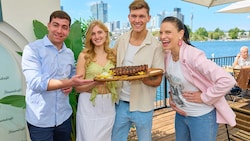 Conny Kreuter, Roman Schindler mit Freundin Patricia und Strandcafé-Junior-Chef Ando Yeritsyan ...
