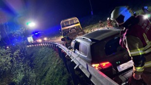 Die Mannen der Feuerwehr sicherte die Unfallstelle ab, reinigte die Fahrbahn und unterstützte ...