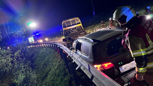 Die Mannen der Feuerwehr sicherte die Unfallstelle ab, reinigte die Fahrbahn und unterstützte ...