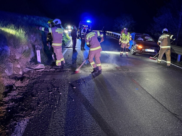 Die Mannen der Feuerwehr sicherte die Unfallstelle ab, reinigte die Fahrbahn und unterstützte ...