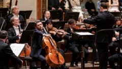 Die Berliner Philharmoniker, Cellist Gautier Capuçon und Dirigent Kirill Petrenko im Goldenen ...
