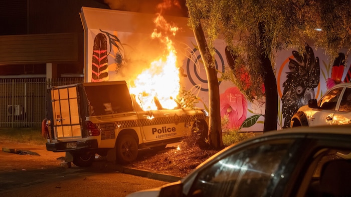 Sie beschädigten Polizeiautos und Krankenwagen.