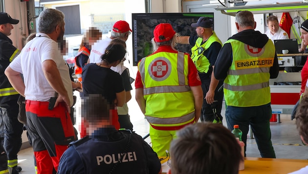 Ein Großaufgebot an Einsatzkräften suchte nach dem vermissten Autolenker.