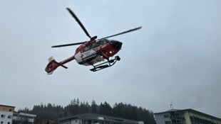 Mit dem Notarzthubschrauber RK-2 wurde der Schwerverletzte in die Innsbrucker Klinik geflogen.
