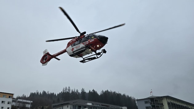Mit dem Notarzthubschrauber RK-2 wurde der Schwerverletzte in die Innsbrucker Klinik geflogen.