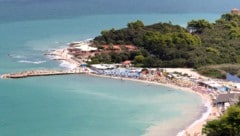 Die Bucht von Portonovo am Hang des Monte Conero erfreut sich bei Touristen großer Beliebtheit. ...