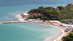 Die Bucht von Portonovo am Hang des Monte Conero erfreut sich bei Touristen großer Beliebtheit. ...