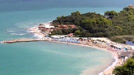 Die Bucht von Portonovo am Hang des Monte Conero erfreut sich bei Touristen großer Beliebtheit. ...