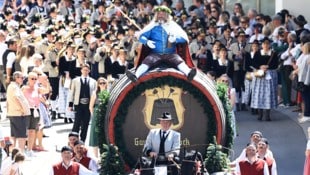 Bierpatron Gambrinus – gefolgt von der Bundesmusikkapelle Stumm – durfte natürlich nicht fehlen.