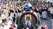 Bierpatron Gambrinus – gefolgt von der Bundesmusikkapelle Stumm – durfte natürlich nicht fehlen.