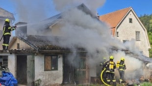 Der Schuppen in Weissenbach an der Triesting wurde ein Raub der Flammen.