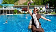Weiz-Bürgermeisterin Bettina Bauernhofer freut sich über „ihr“ schönes Freibad