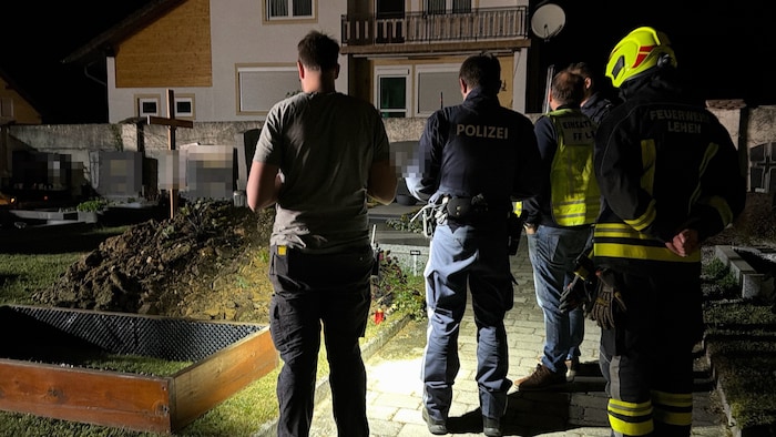 Feuerwehr und Polizei im Einsatz auf dem Friedhof in Lehen.