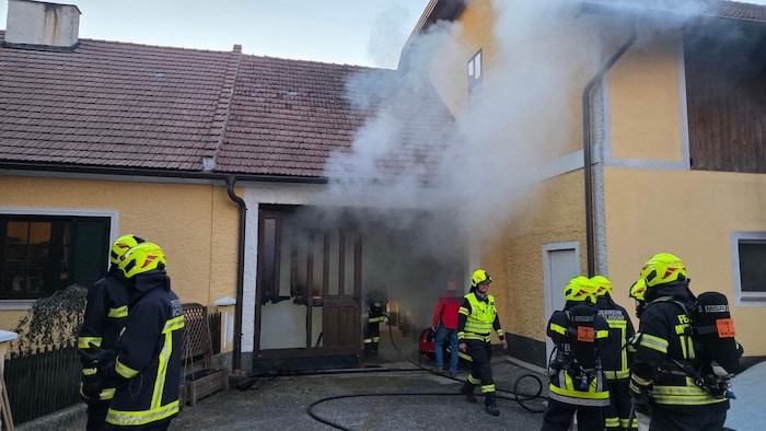 Beim Brand in Michelndorf kamen die Einsatzkräfte ins Schwitzen.