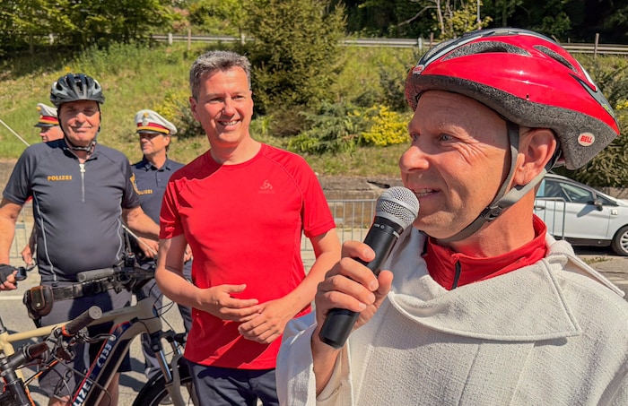 Seelsorger Roland Stadler segnete die Teilnehmer – im Hintergrund Landeschef Daniel Fellner.