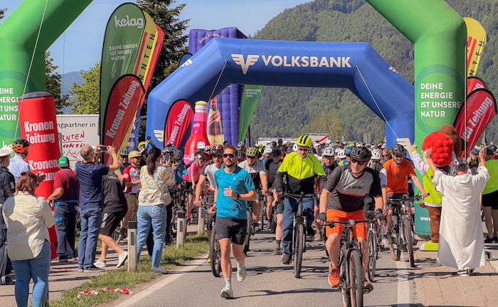 Start. Vorne laufend: Tourismusreferent Sebastian Schuschnig.