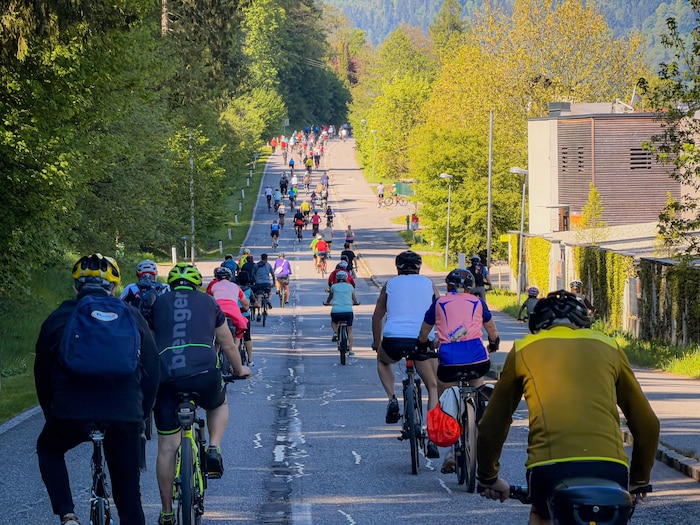 Radfahrer und Skater am Südufer.