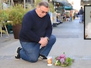 Kerzen und Blumen: Die „Krone“ begleitete Franz E. zehn Jahre nach dem Mord im Mai 2016 an ...